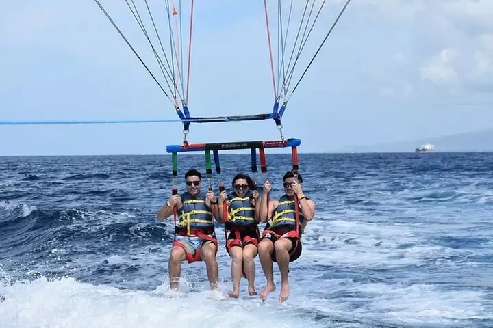 Parasailing in Waikiki from Oahu Hawaii