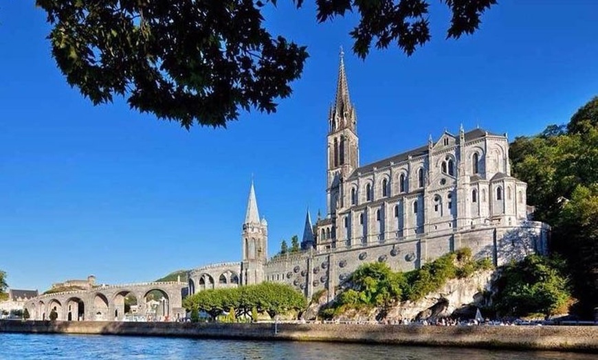 Image 2: Santuario de Lourdes tour- santuario de peregrinación católica