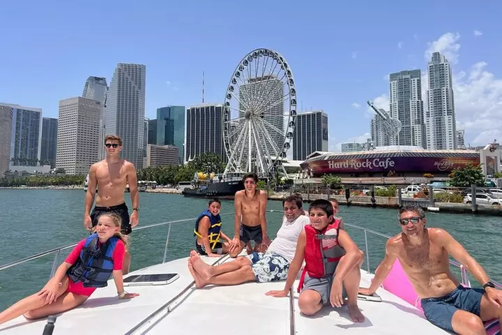 Miami Beach Luxury Yacht Adventure: Explore Stunning Coastline