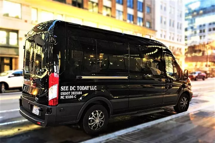 Small Group National Mall Night Tour with 10 Top Attractions