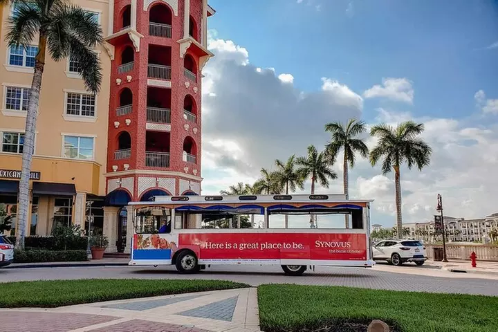 Guided Tour of Naples on a Vintage Trolley (Hop on - Hop off)