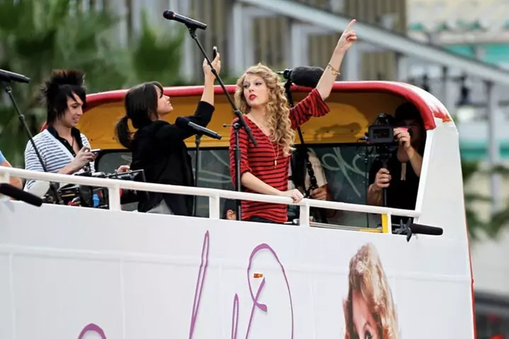 Bundle & Save: Celebrity Homes Tour with Hop-On Hop-Off Bus