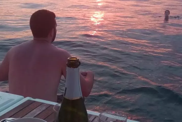 Refrescante tour en barco por Barcelona con barra libre y aperitivos