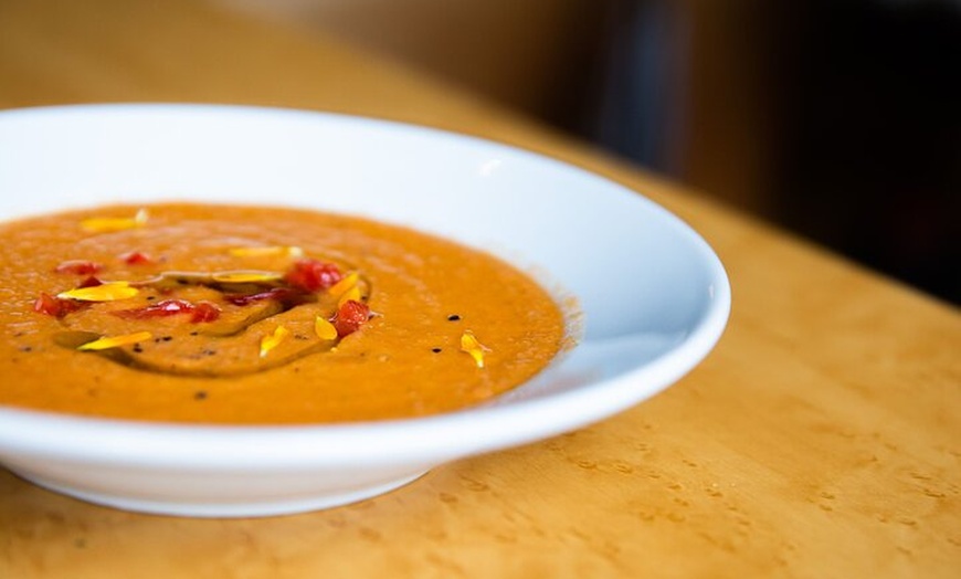 Image 13: Tour por el mercado y cocina de paella con vino en el centro de Bar...