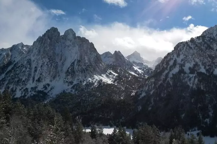 Ruta Guiada con Raquetas de Nieve en el Parque Nacional en pirineos