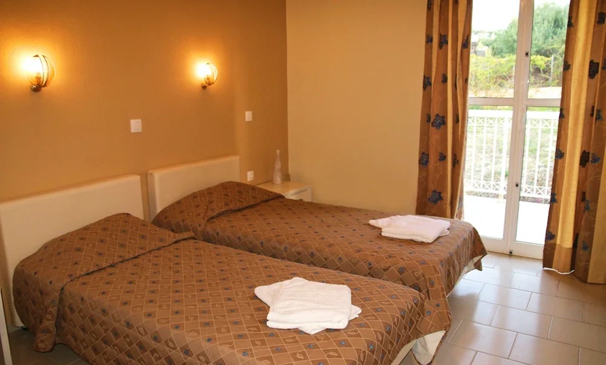 Image 1: ✈ CORFÙ | Kavos - Mediterranean Blue Resort 3* - In riva al mare