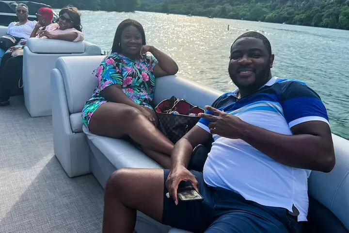 Scenic 2HR Austin Guided Lake Tour: Small Group & Full Sun Shade