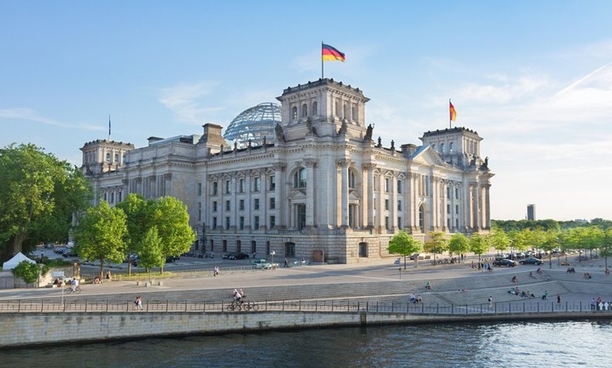 Image 4: Berlin Blitz mit dem Auto: 2-stündige Privattour mit dem Fahrzeug