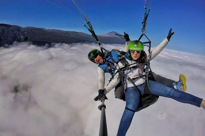 Vuelo en parapente GOLD incluyendo videos / fotos, camiseta y una b...