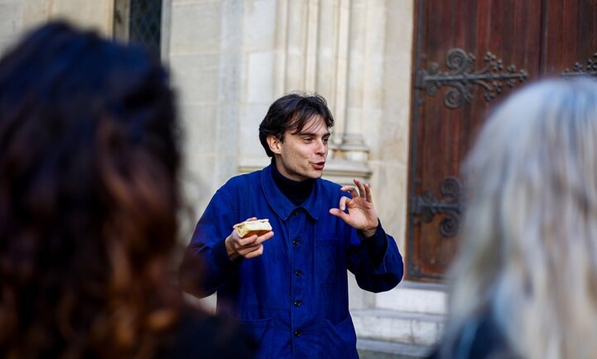 Image 8: Paris: Visite de la Rive Gauche Gastronomie & Vin avec une école cu...