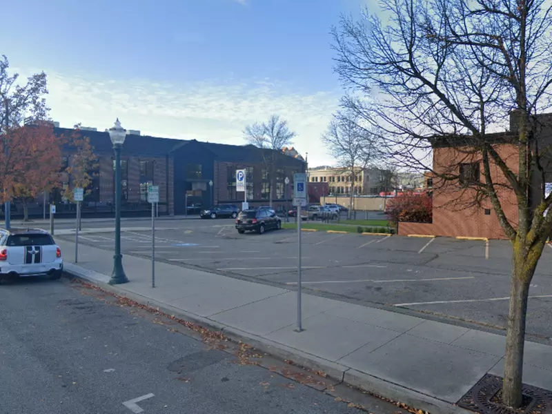 Parking at [IC17] 501 E. Lakeside Ave. Lot