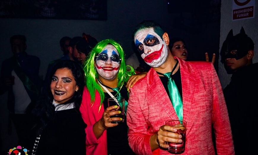 Image 2: Pubcrawl de Halloween en Madrid – Barra libre, chupitos y entrada V...