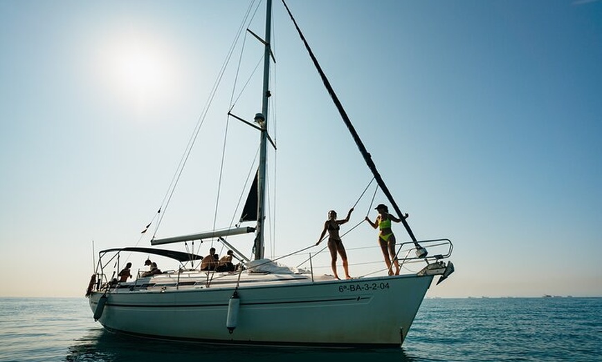 Image 3: Crucero al atardecer en Barcelona liderado por Young & Local Captain