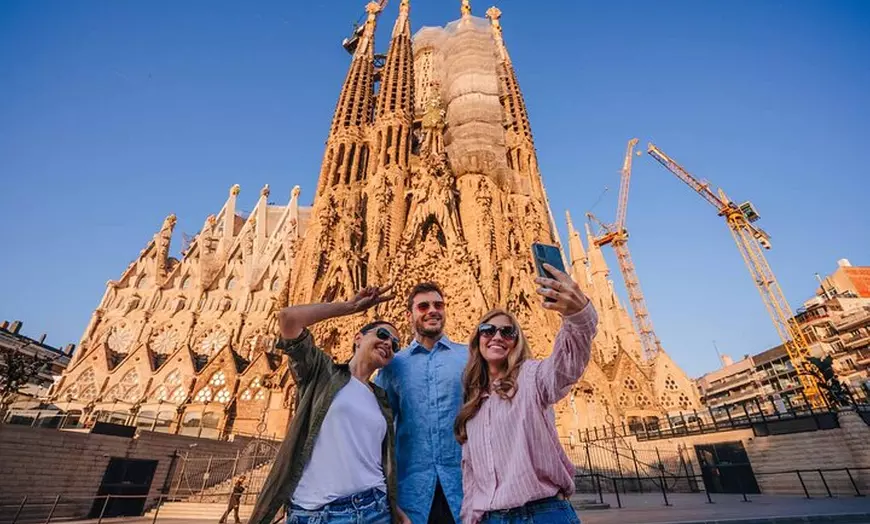 Image 14: Explora la obra maestra de Gaudí con la visita guiada a la Sagrada ...