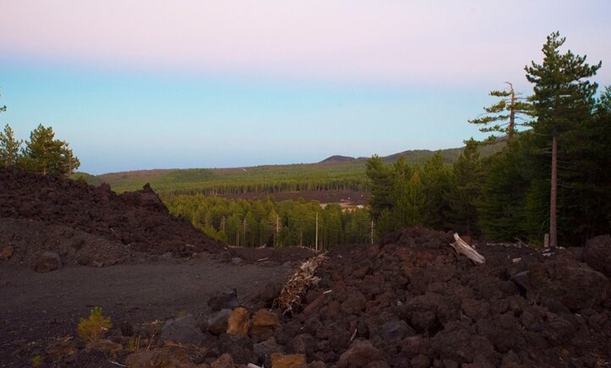 Image 3: Tour a piedi al tramonto sull'Etna per piccoli gruppi