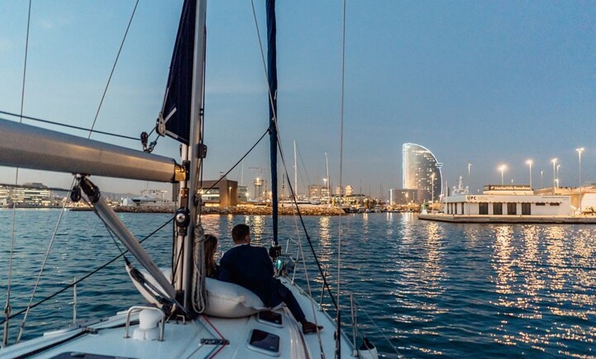 Image 23: Paseo en Velero al Atardecer en Barcelona con Capitán Local