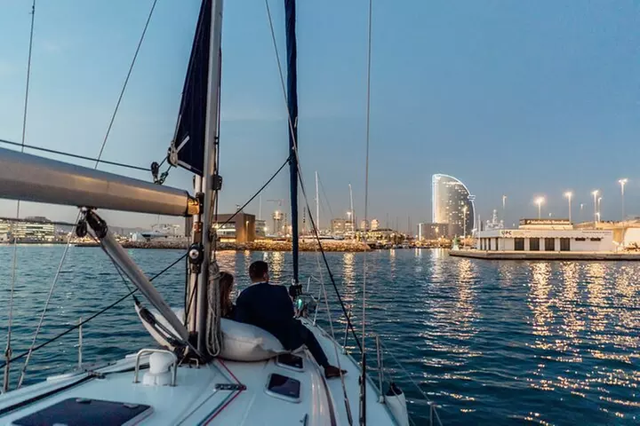 Crucero al atardecer en Barcelona liderado por Young & Local Captain