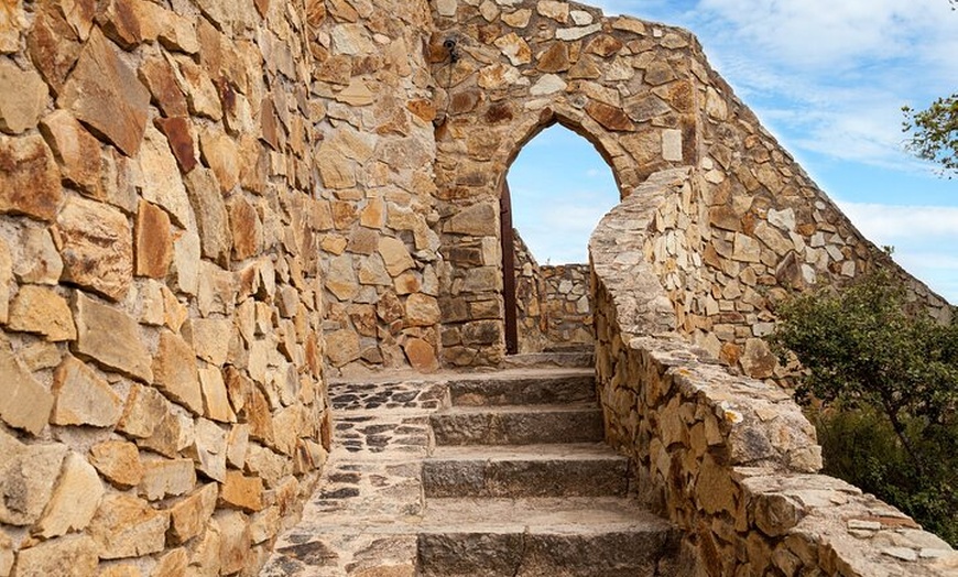 Image 3: Entrada al Castillo de Castell de Lloret
