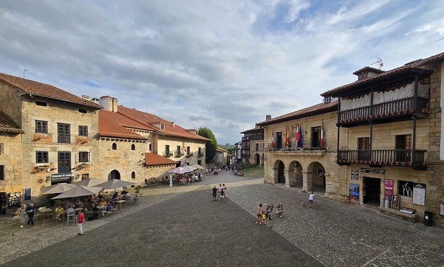 Image 6: Santillana del Mar y la Colegiata medieval de Santa Juliana