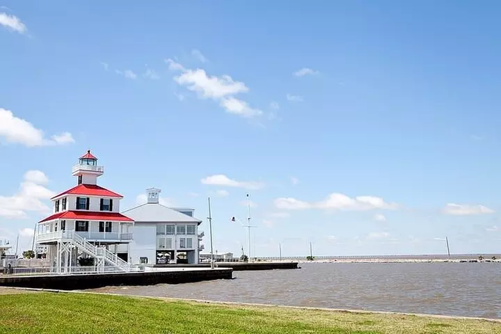New Orleans City and Cemetery Tour with Garden District Stroll