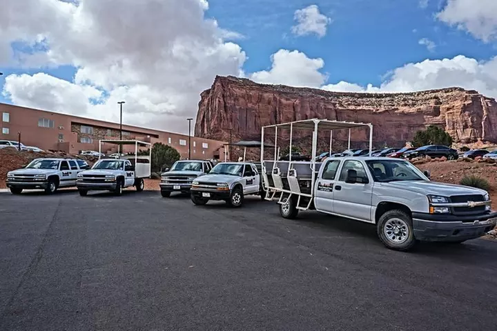 1.5 Hour Tour of Monument Valley's Loop Drive