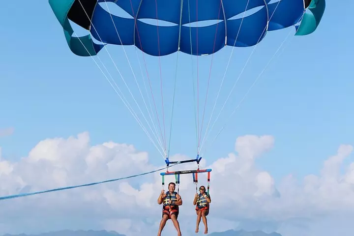 Parasailing in Waikiki from Oahu Hawaii