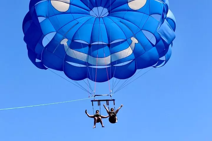 Waikiki: Parasailing in Hawaii