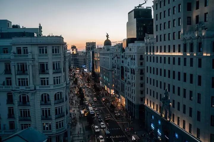 Tour de tapas y vinos por Madrid con vistas a la azotea y guía local