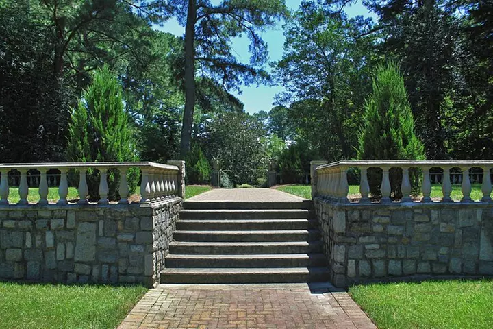 Self-Guided Scavenger Hunt: Mystery of Norfolk