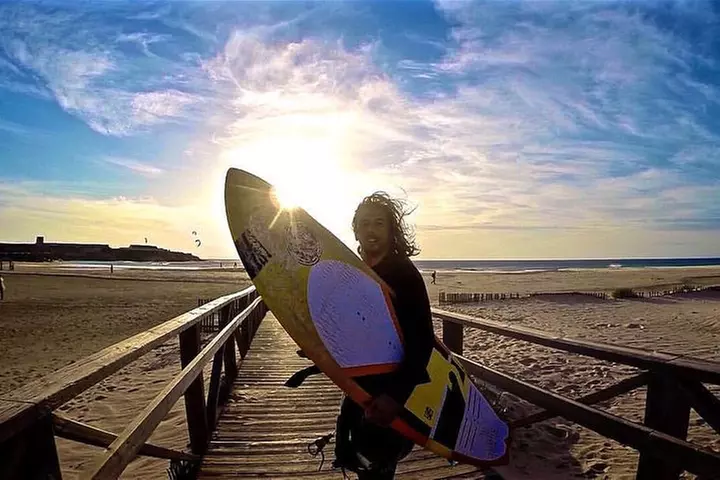 Lección de surf en la playa de valencia.