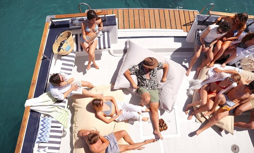 Image 10: Recorrido en Bote por la Bahía de Palma en la mañana con comida