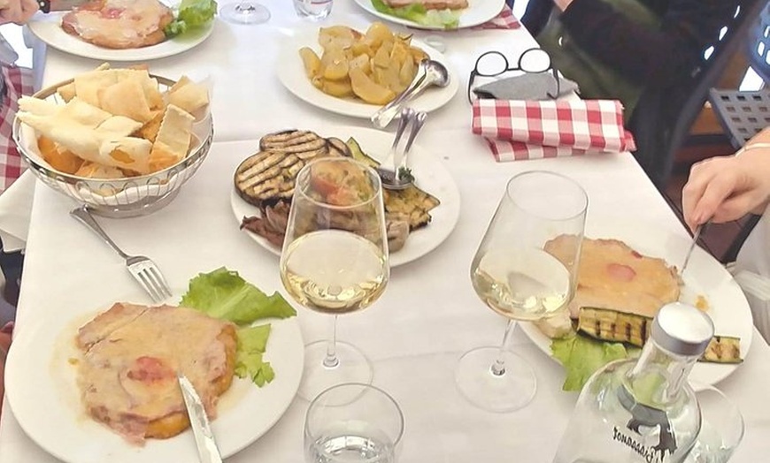 Image 2: Tour gastronomico a Bologna con degustazione di vini e visite guida...