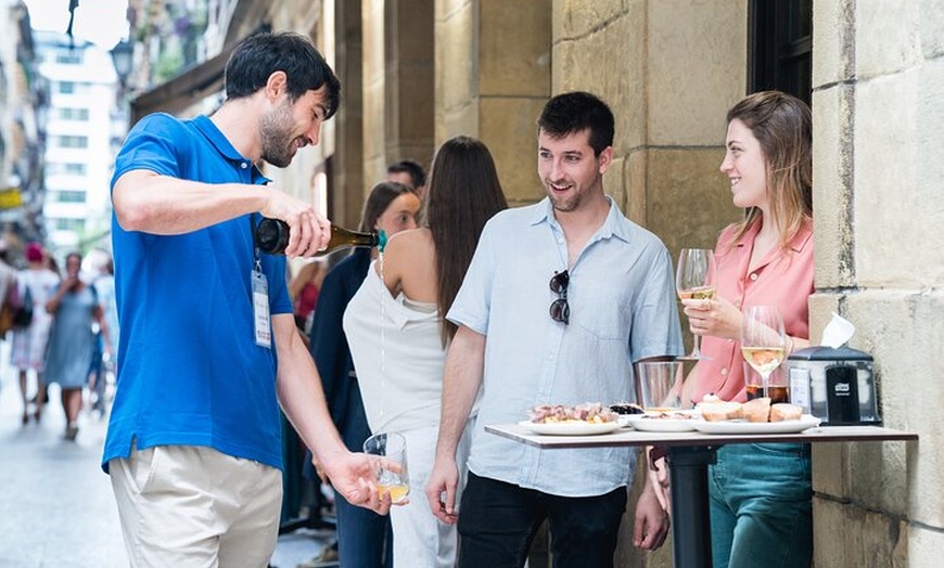 Image 10: Recorrido a pie por San Sebastián con un pintxo y una bebida