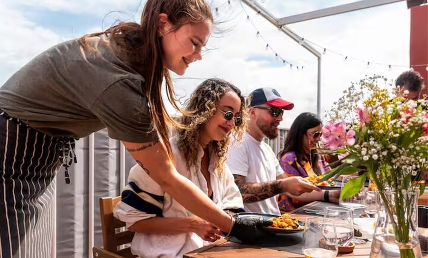 Image 21: Barbacoa Paella en una terraza en Barcelona con un chef