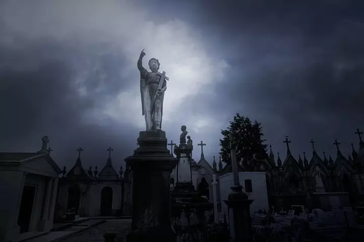 Cemetery and Ghost BYOB Bus Tour in New Orleans