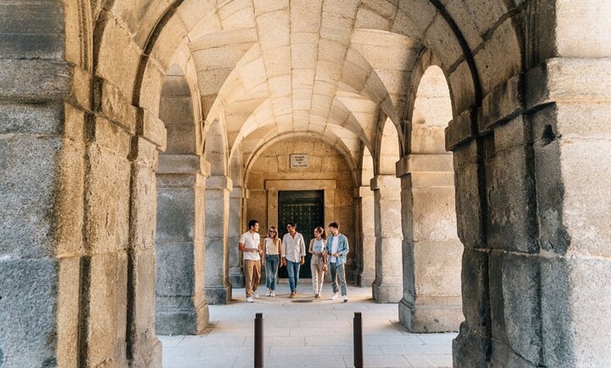 Image 9: Sitios históricos: Escorial, Valle de los Caídos y Segovia con almu...