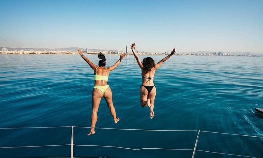 Image 9: Crucero al atardecer en Barcelona liderado por Young & Local Captain