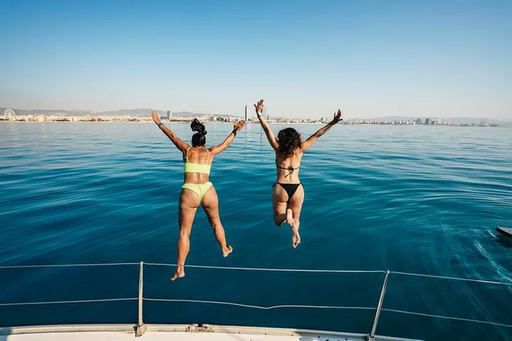 Crucero al atardecer en Barcelona liderado por Young & Local Captain