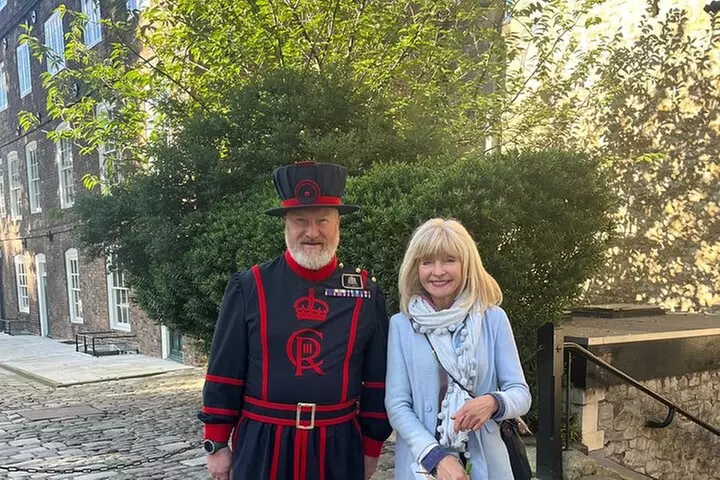 VIP Tower of London and Crown Jewels Tour with Private Beefeater Me...
