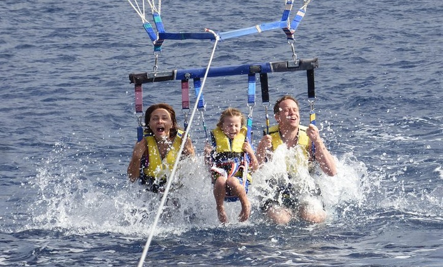 Image 2: Parascending Tenerife. Pasea sobre el mar del sur de Tenerife