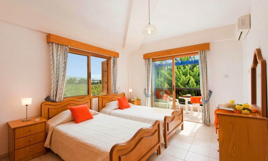 Image 5: ✈ CYPR | Pafos - Panareti Coral Bay Resort 4* - Odkryty basen