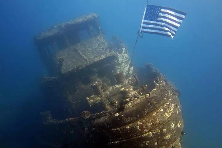 Small-Group Deep Dive in Oahu with Shipwreck and Reef