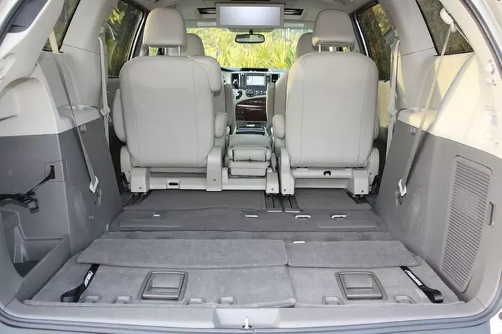 Honolulu Airport & Waikiki Hotels Private Transfer by Minivan (up t...