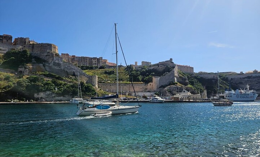 Image 1: Bonifacio en voilier 7h Luxe Détente Paysages Sublimes