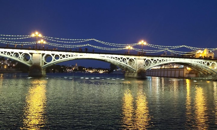 Image 2: Travesía en barco por el río Guadalquivir en Sevilla