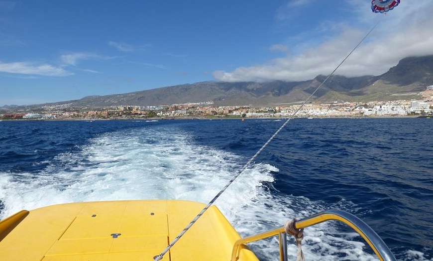 Image 5: Parascending Tenerife. Pasea sobre el mar del sur de Tenerife