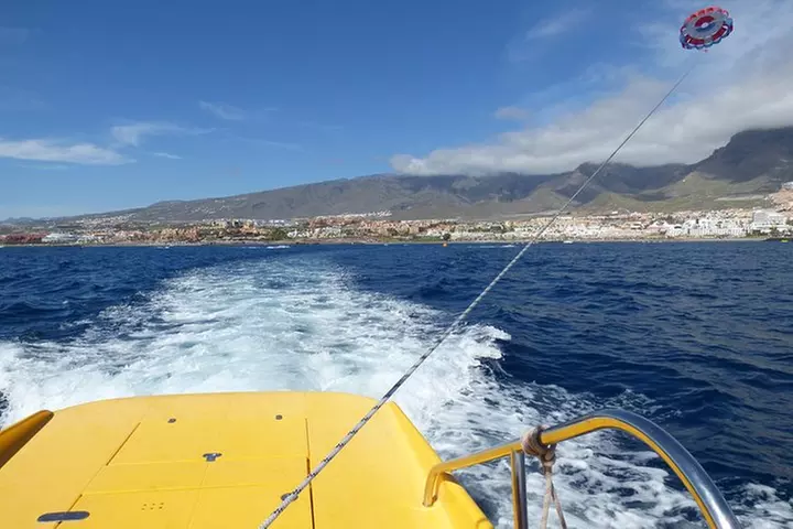 Parascending Tenerife. Pasea sobre el mar del sur de Tenerife
