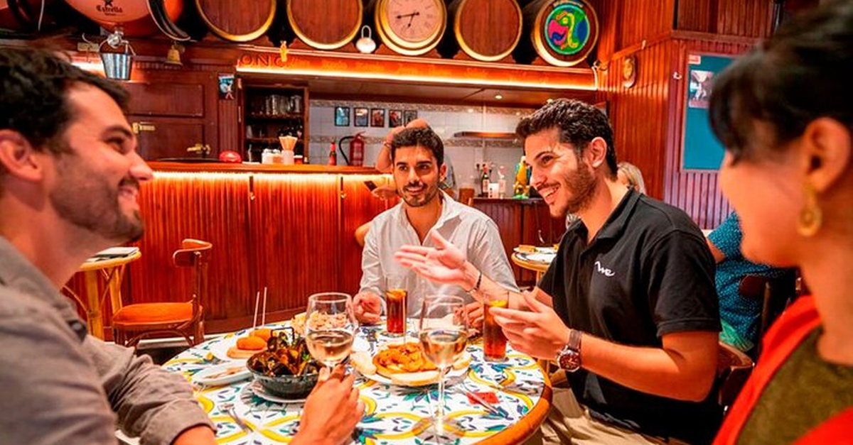 Tour privado de tapas, vino y flamenco en el casco antiguo de Barcelona
