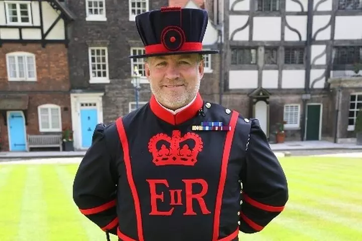 VIP Tower of London and Crown Jewels Tour with Private Beefeater Me...