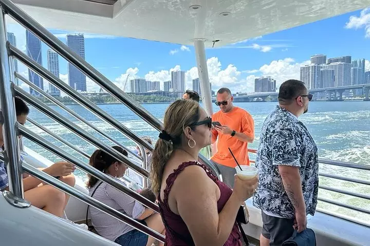 Miami and Bayside 90 min Cruise of Celebrity Islands
